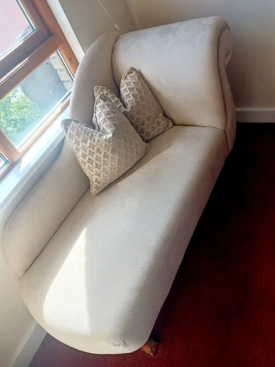 Beautiful Pristine Lounger - Image 1