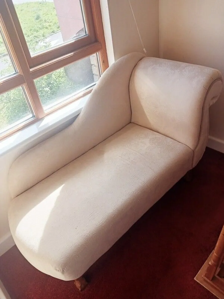 Beautiful Pristine Lounger - Image 2