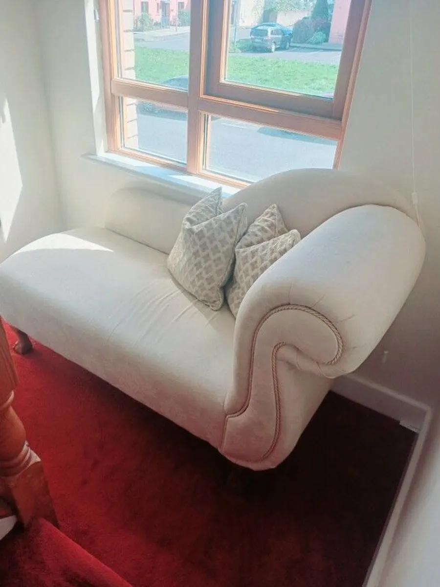 Beautiful Pristine Lounger - Image 3