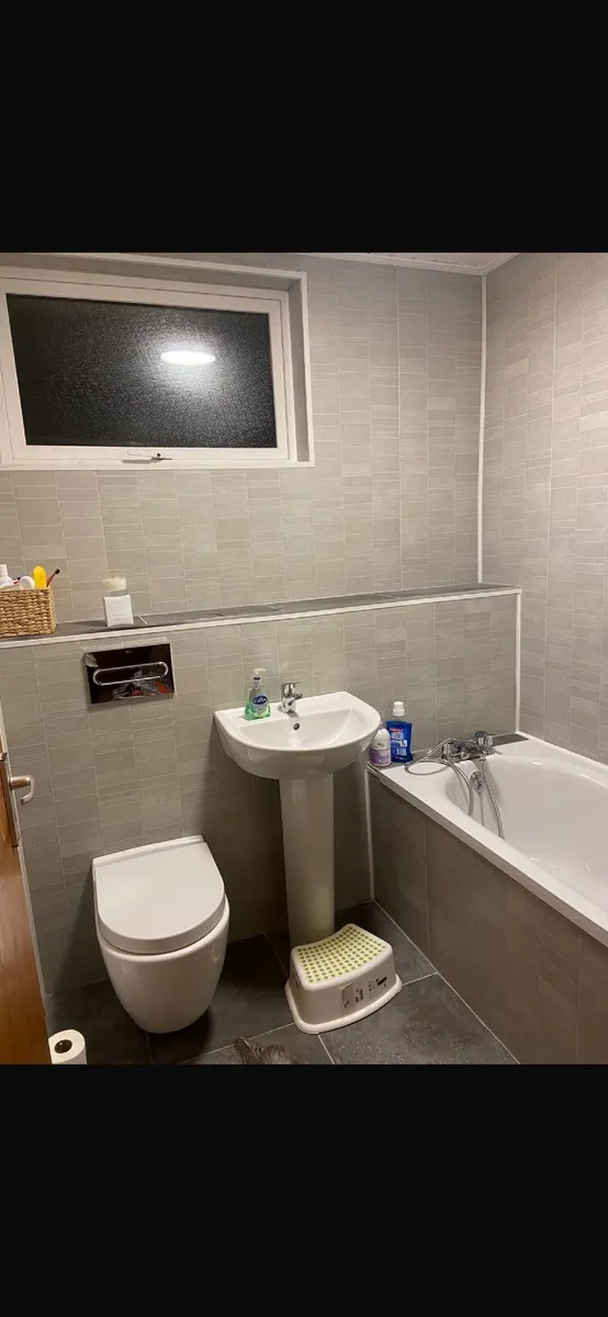 Bathroom suite and ddoors - Image 1