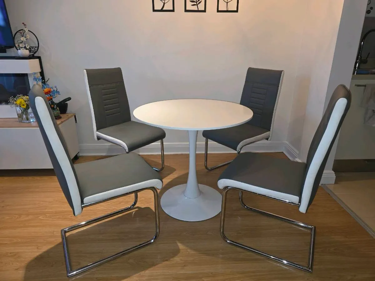 Table and 4 chairs - Image 1