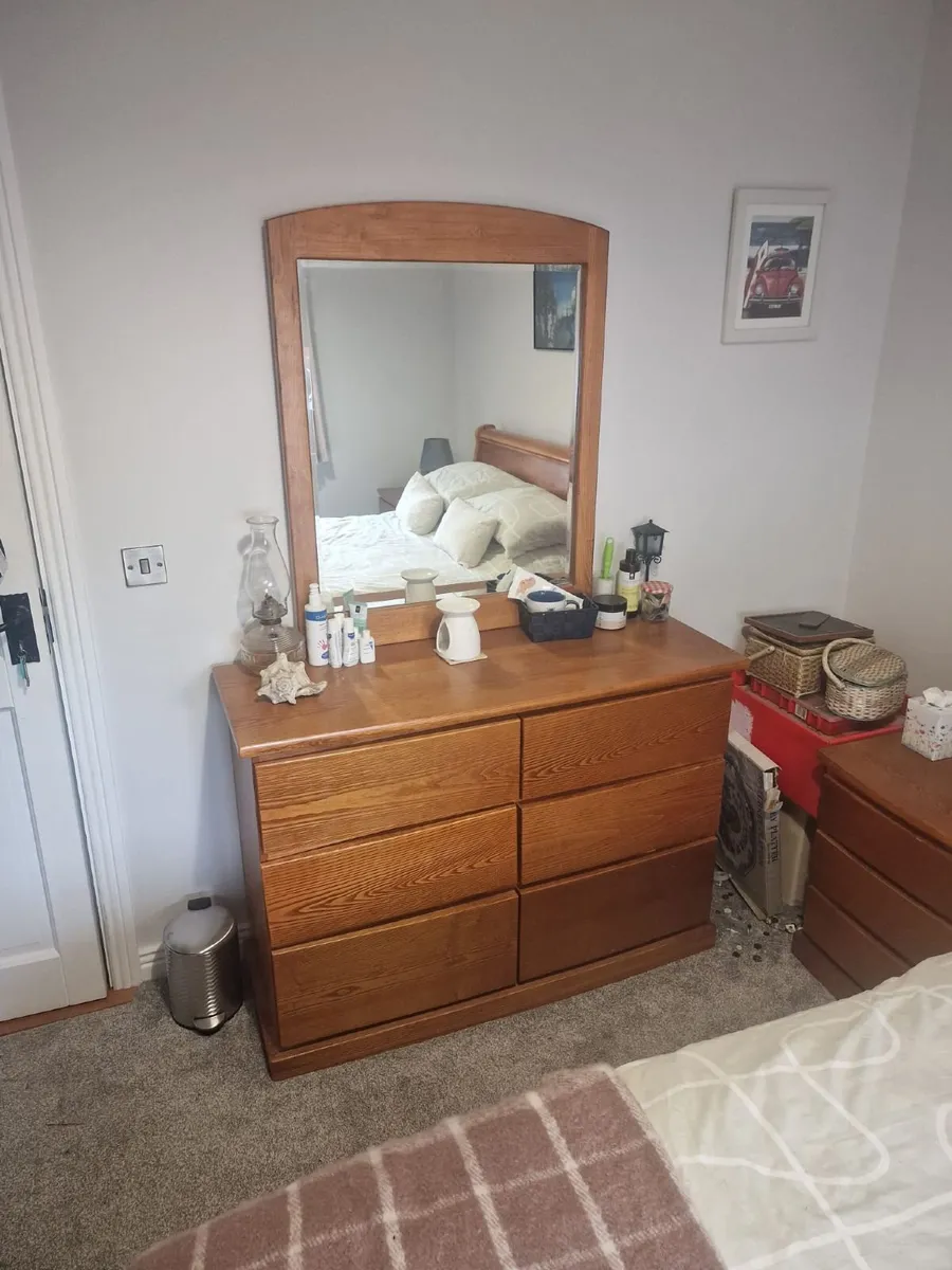 King-size bed and furniture - Image 1