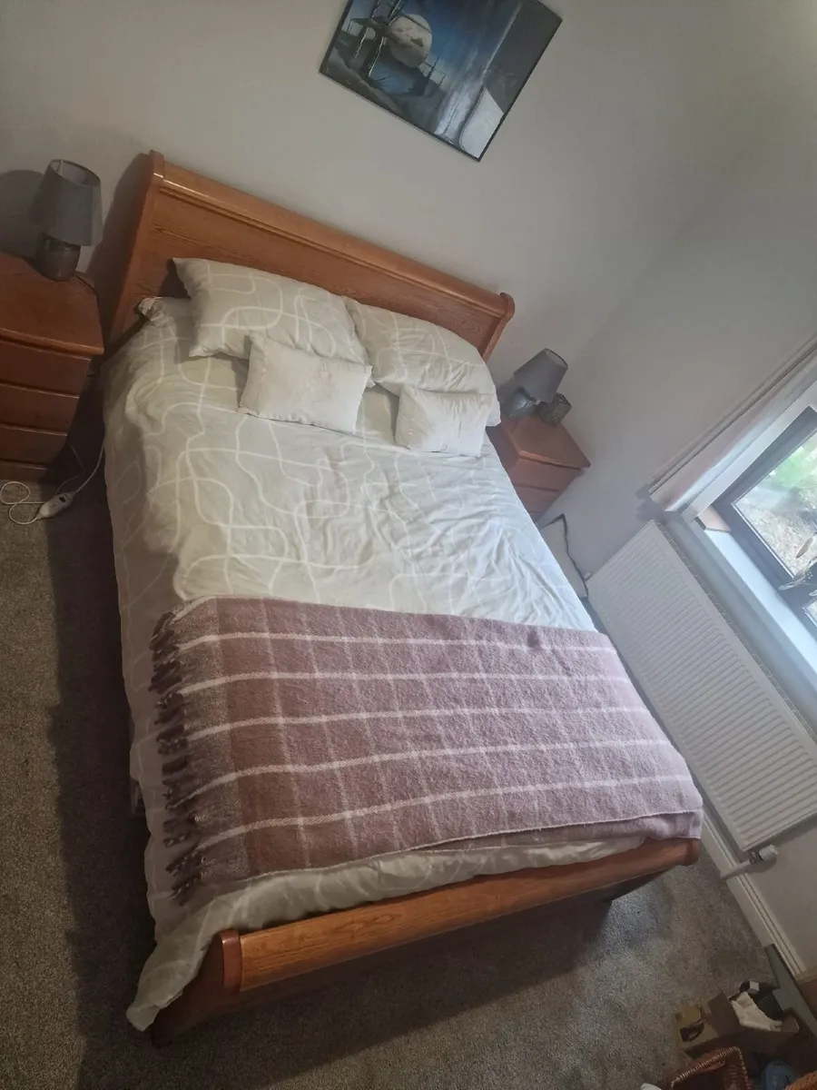King-size bed and furniture - Image 2