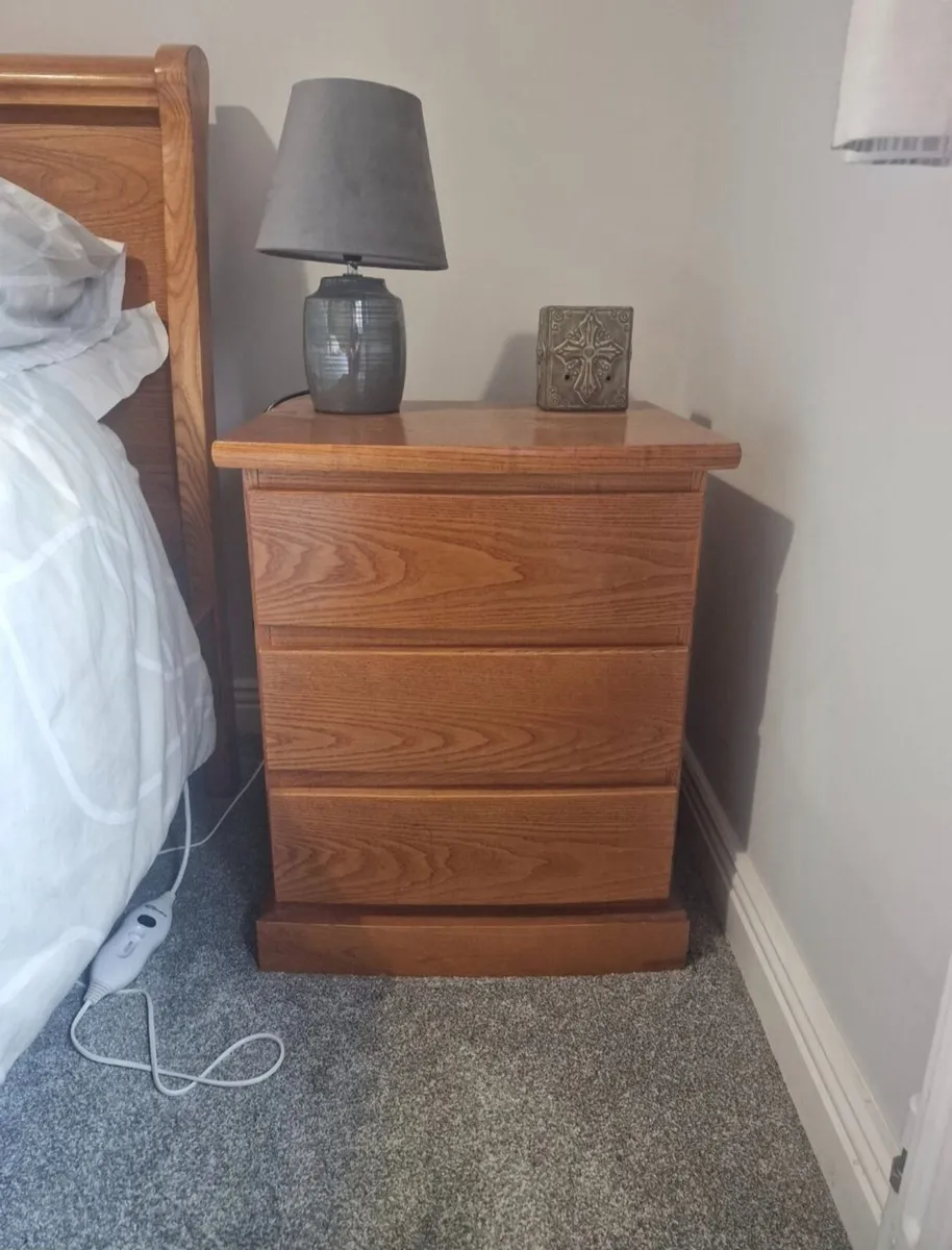 King-size bed and furniture - Image 3