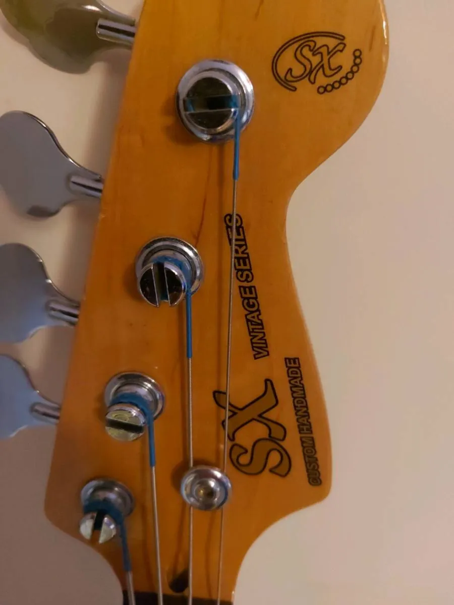 Base Guitar - Image 2