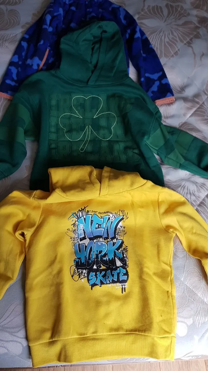 Bpys clothes bundle 3-4years old+ shoes bpoks - Image 4