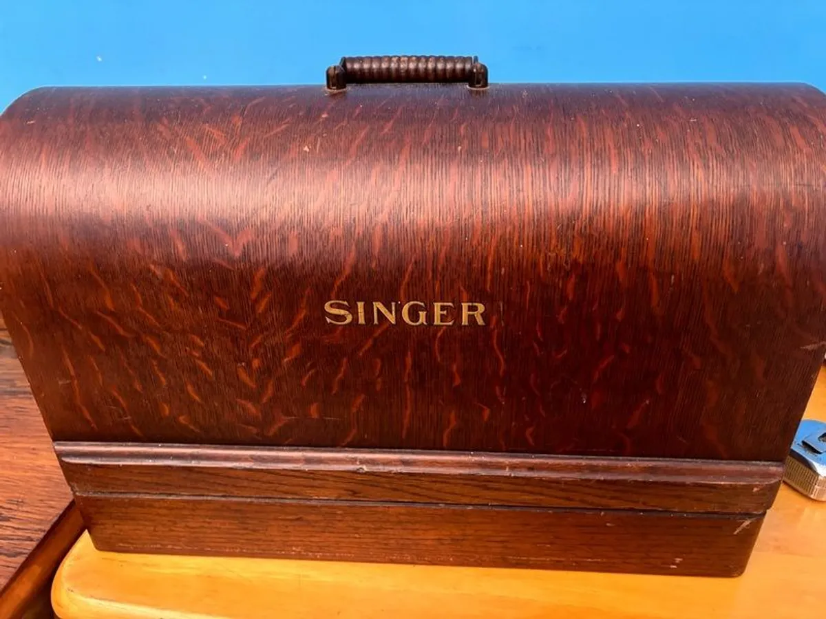Singer Sewing Machine - Image 2