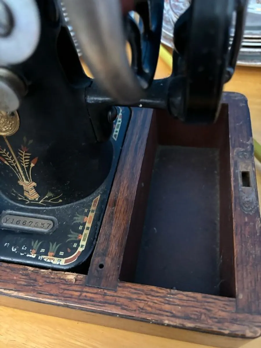 Singer Sewing Machine - Image 3