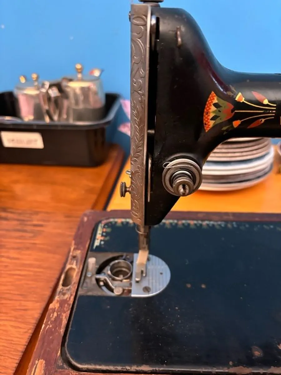 Singer Sewing Machine - Image 4