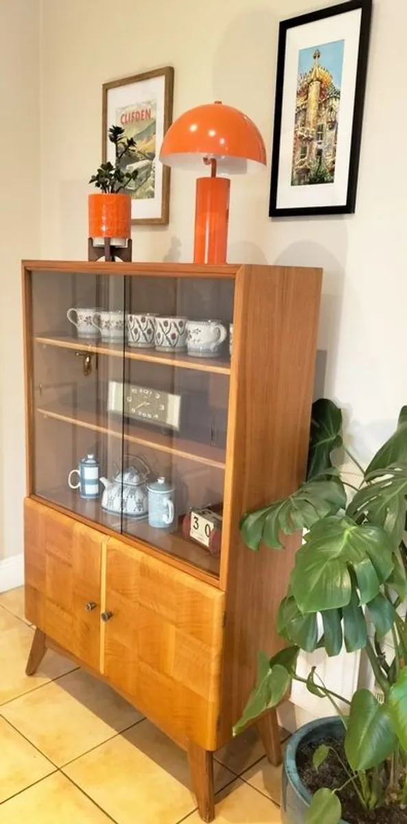 Mid Century Vintage Beautility Display Cabinet - Image 4