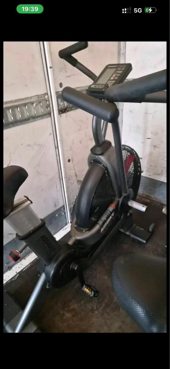 Assault bikes with monitors - Image 2