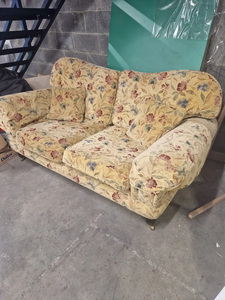 Finline Couch - Image 1