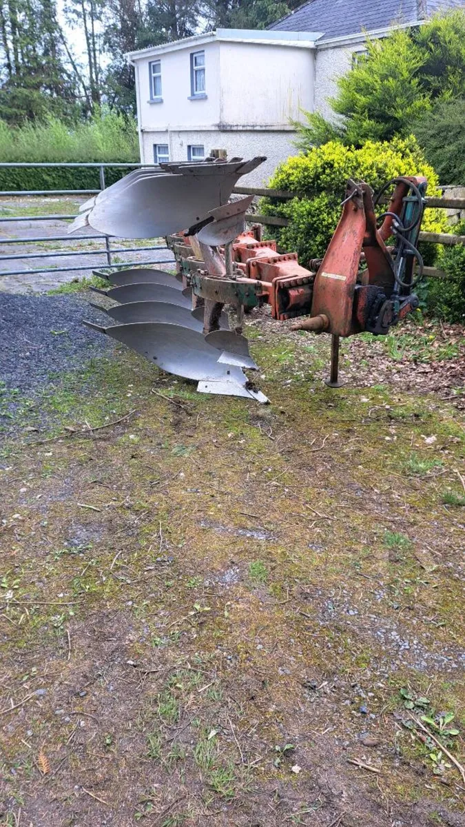 Kverneland reversible plough - Image 1