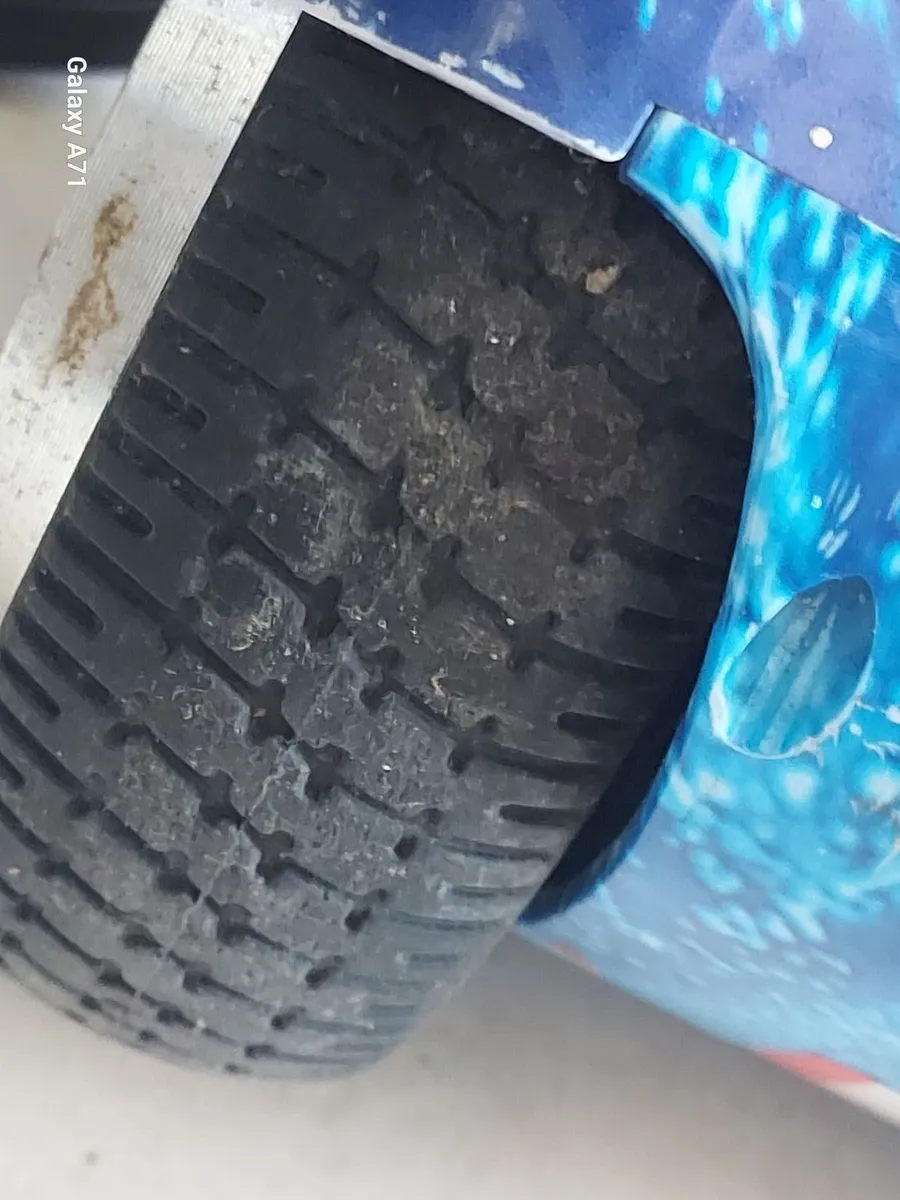 Hoverboard, No charger, Has some charge, powers on - Image 4