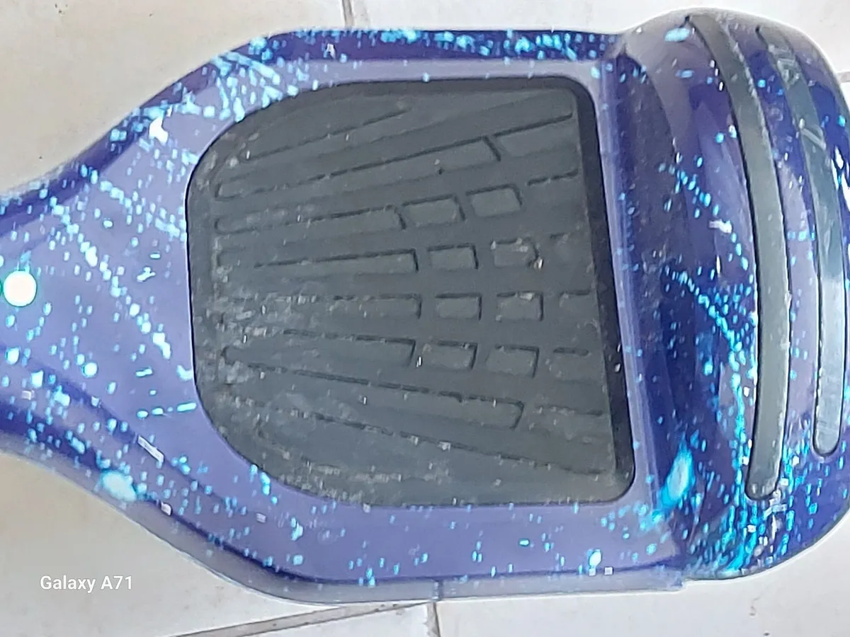 Hoverboard with Bluetooth, has charge on it, - Image 2