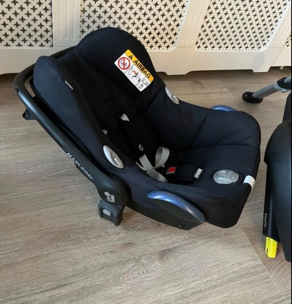 Maxi cosi car seat and Isofix base - Image 3