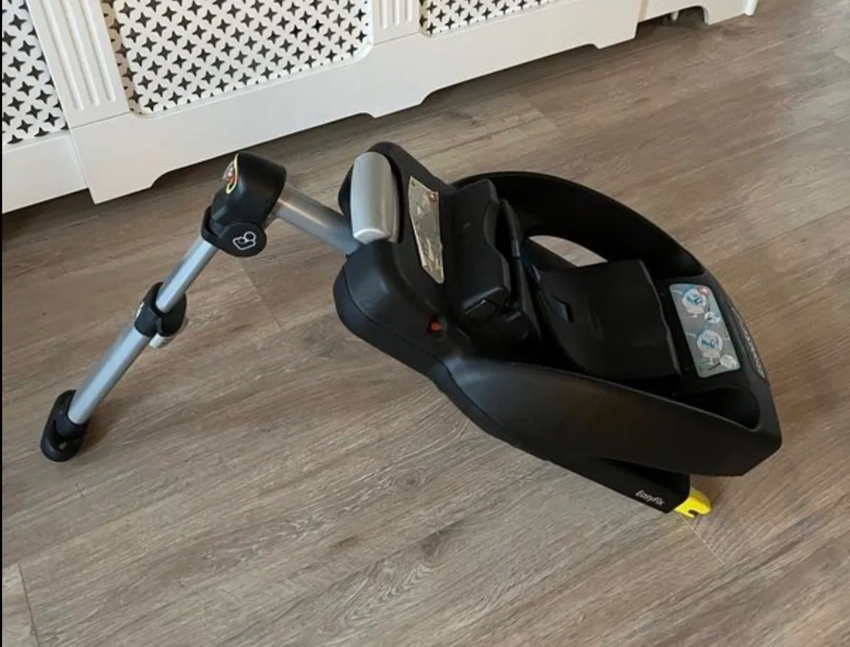 Maxi cosi car seat and Isofix base - Image 4