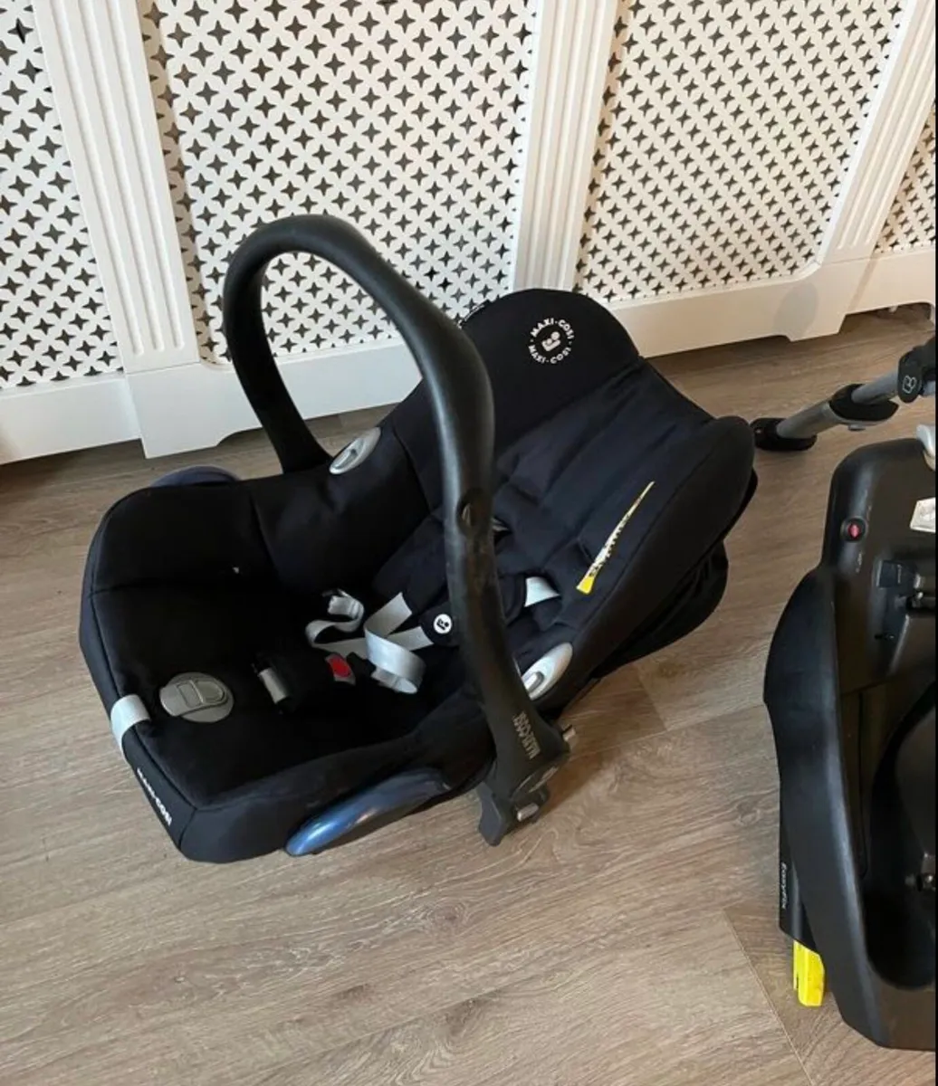 Maxi cosi car seat and Isofix base - Image 1