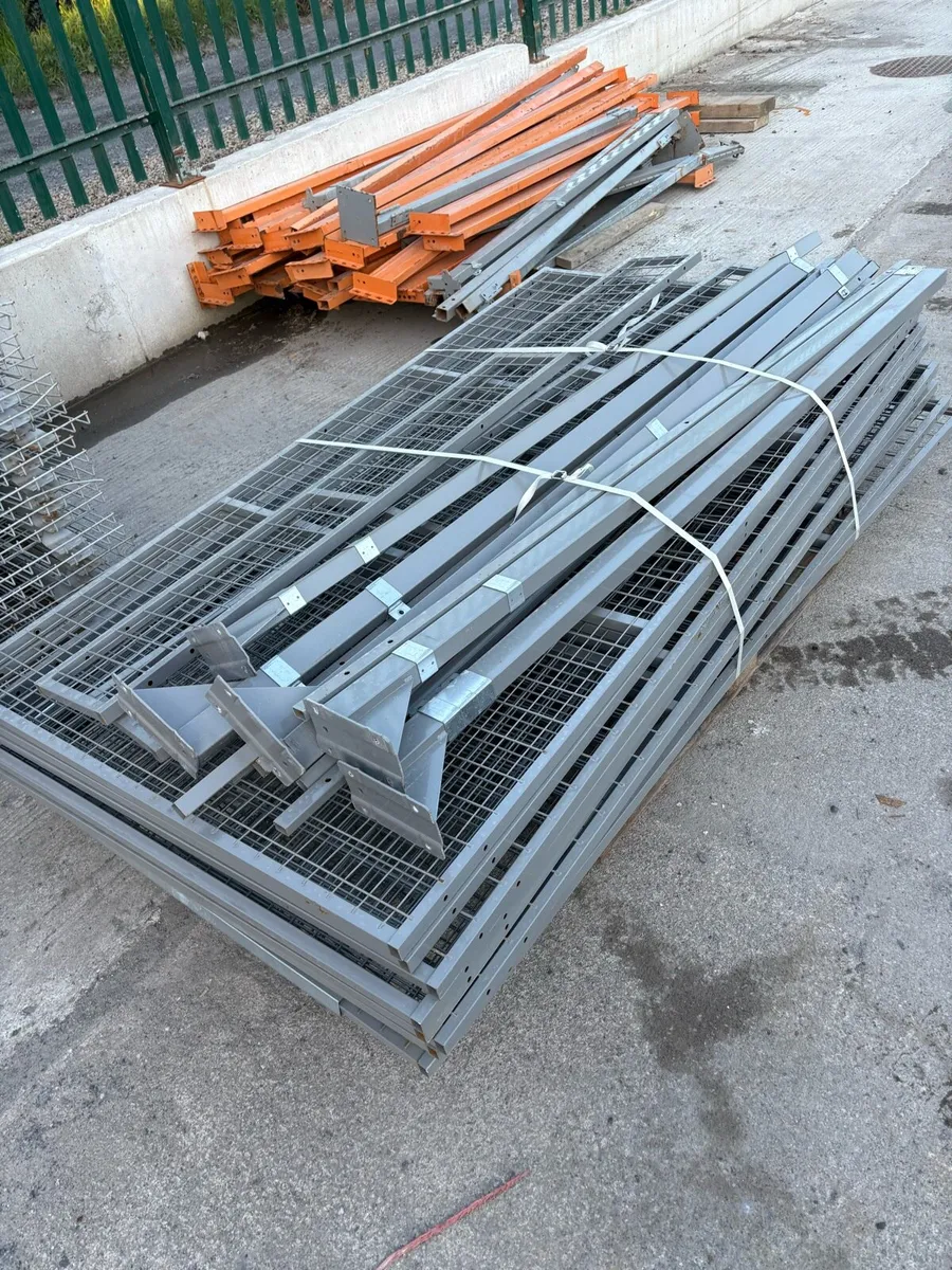 Adjustable cage panels with legs - Image 1