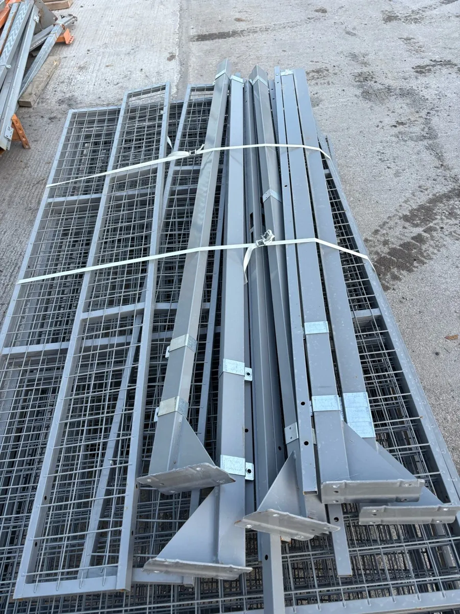 Adjustable cage panels with legs - Image 2