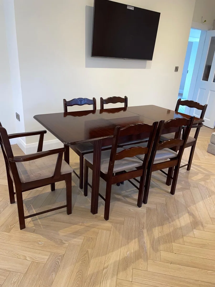 Table and Chairs - Image 2