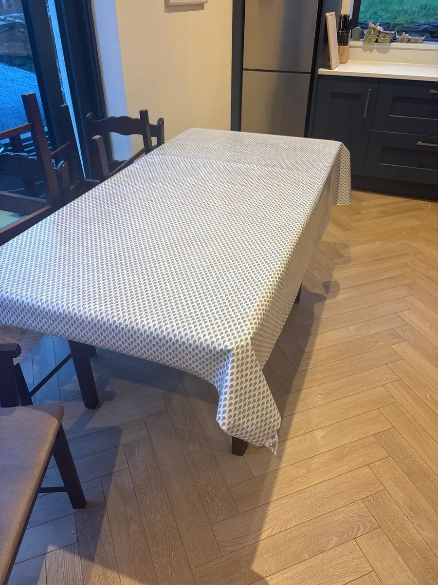 Table and Chairs - Image 4