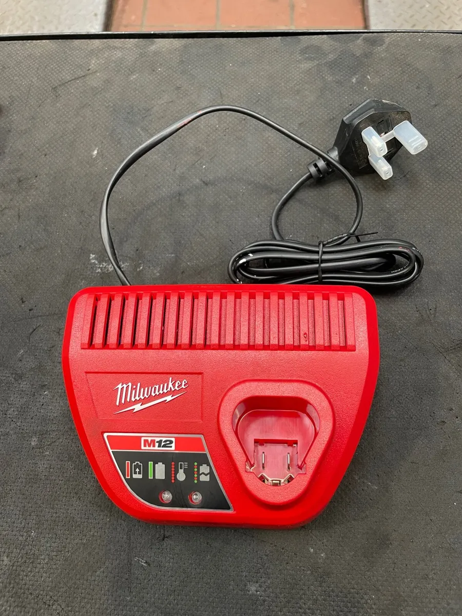 Milwaukee M12 Single Port Charger - Image 1
