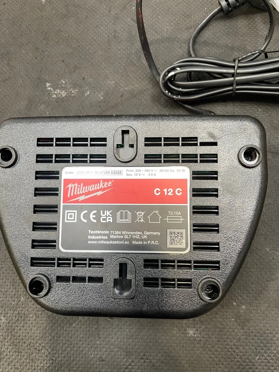 Milwaukee M12 Single Port Charger - Image 2