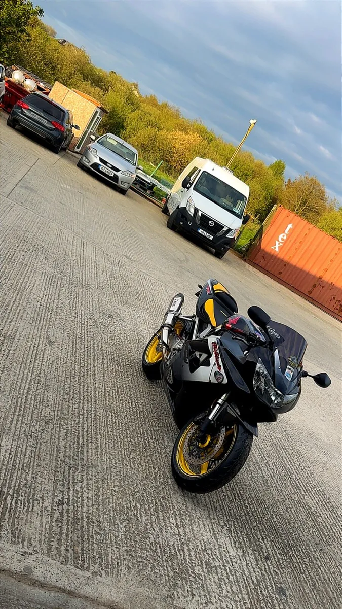 2 bikes cbr fireblade 929 & BMW R1200R adventure - Image 1