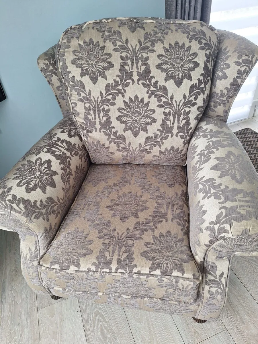 SUITE OF FURNATURE - Image 2