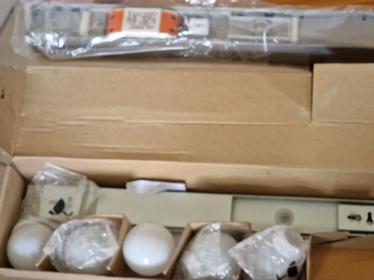 BRAND NEW IN BOX 5 Bulb Bar Light - Image 3