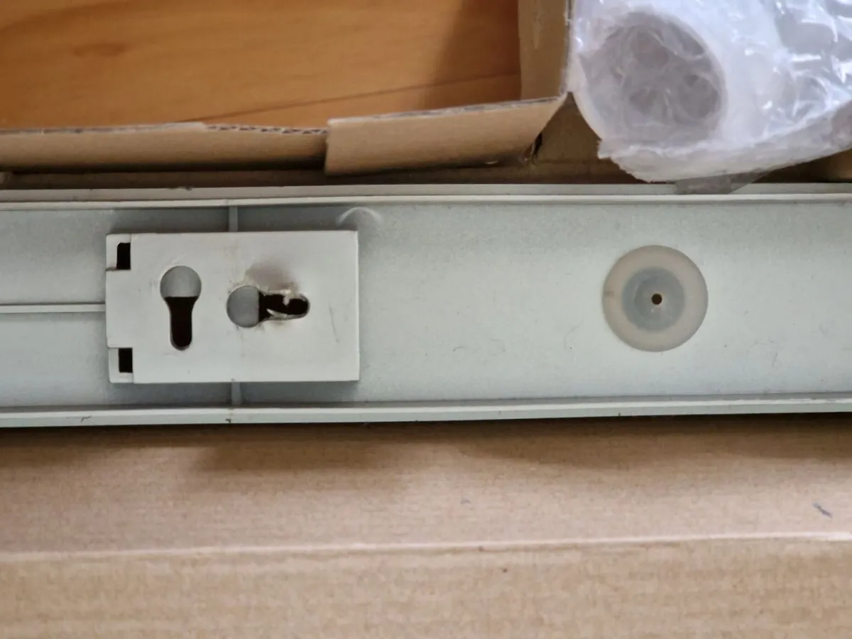 BRAND NEW IN BOX 5 Bulb Bar Light - Image 4
