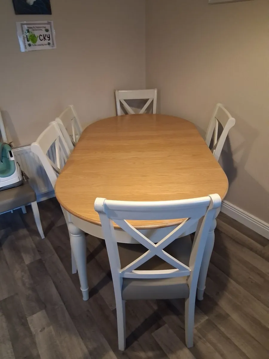 Table and chairs - Image 1