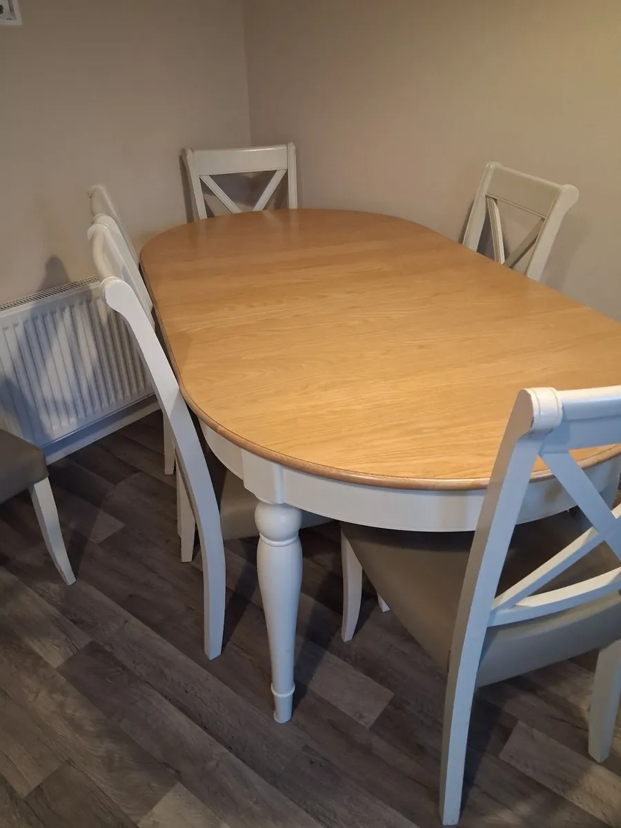 Table and chairs - Image 3