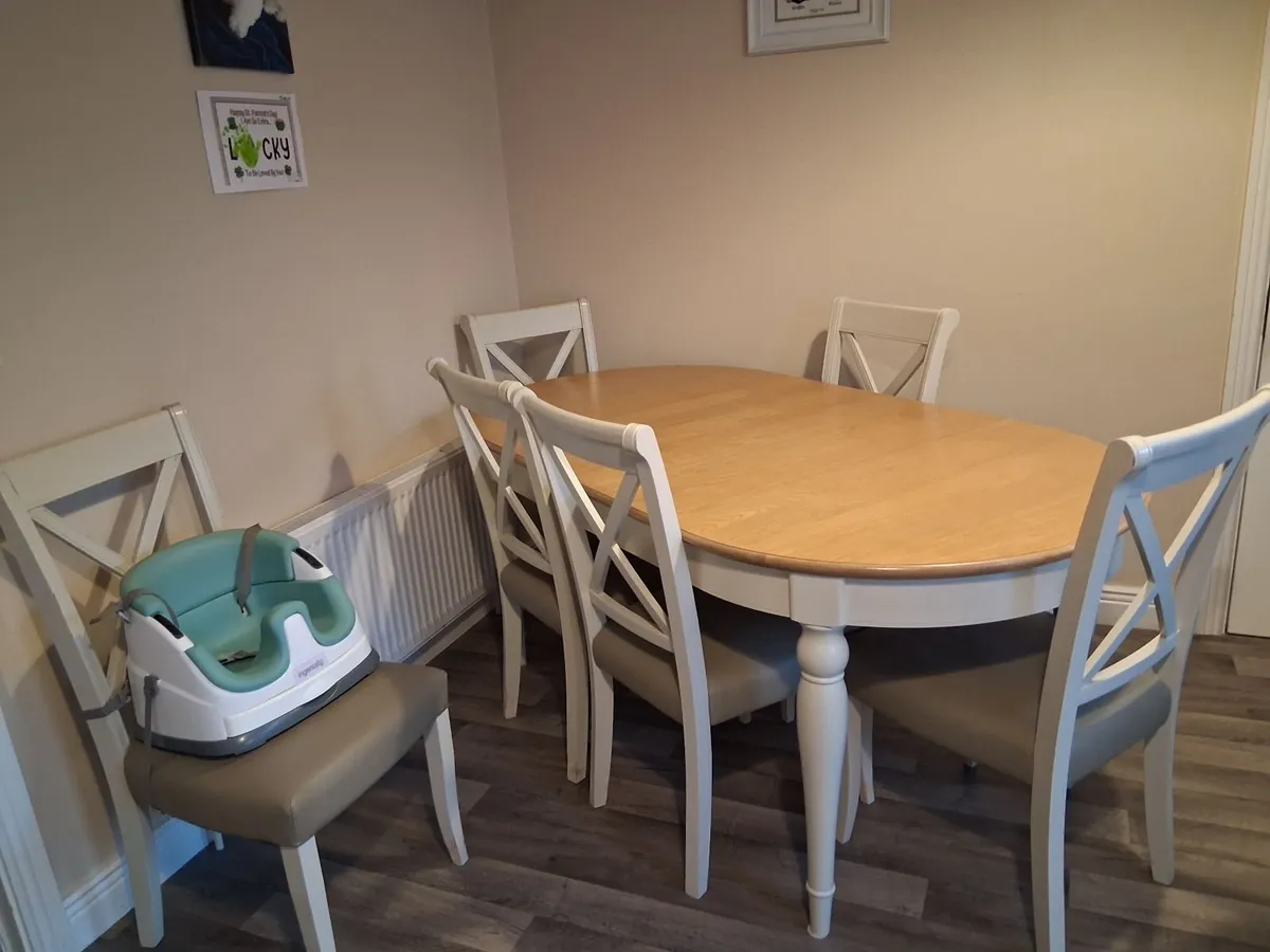 Table and chairs - Image 2