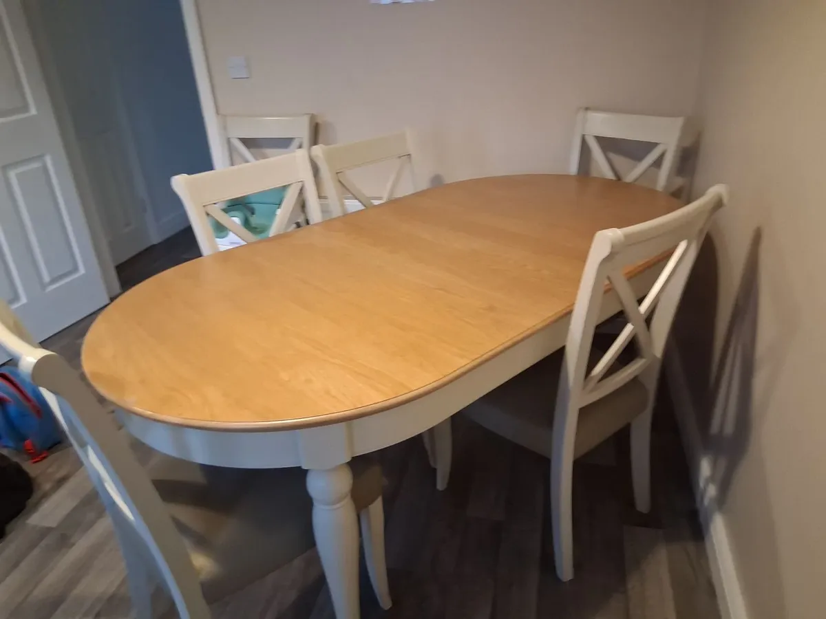 Table and chairs - Image 4