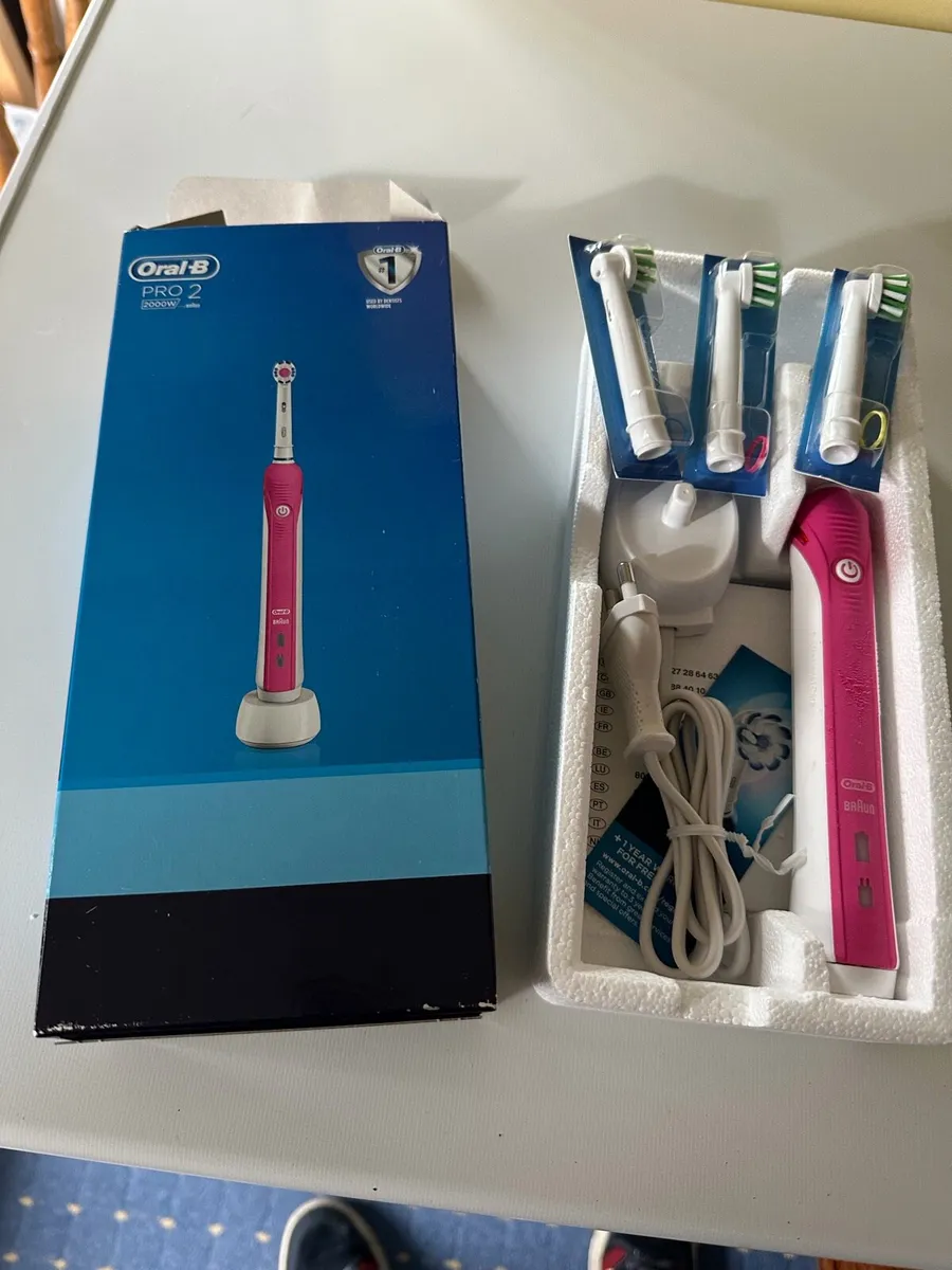 Oral b pro 2 electric toothbrush - Image 1