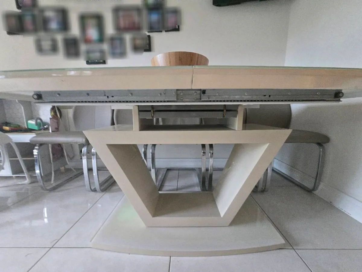Extandable dining table with 6 chairs - Image 2