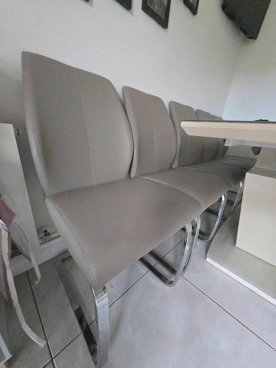 Extandable dining table with 6 chairs - Image 3