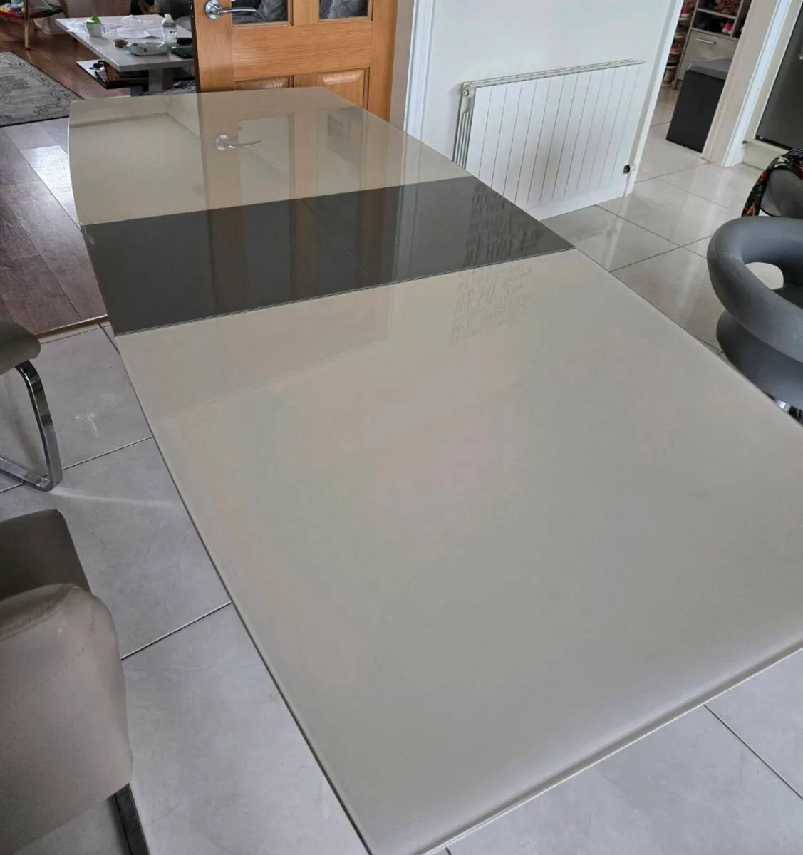 Extandable dining table with 6 chairs - Image 4