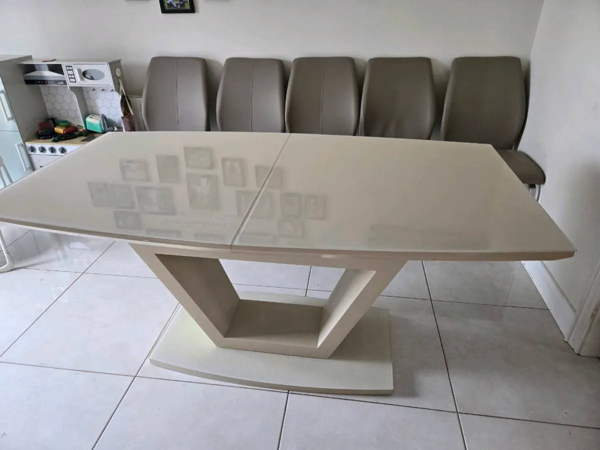 Extandable dining table with 6 chairs - Image 1