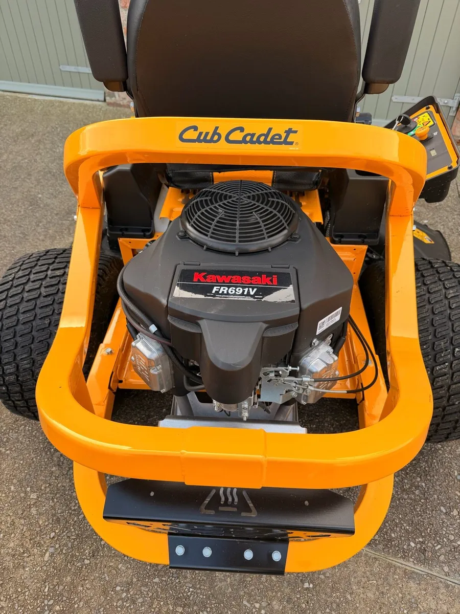 Cub Cadet XZ6 Zero Turn Ride-On Lawnmower - Image 3
