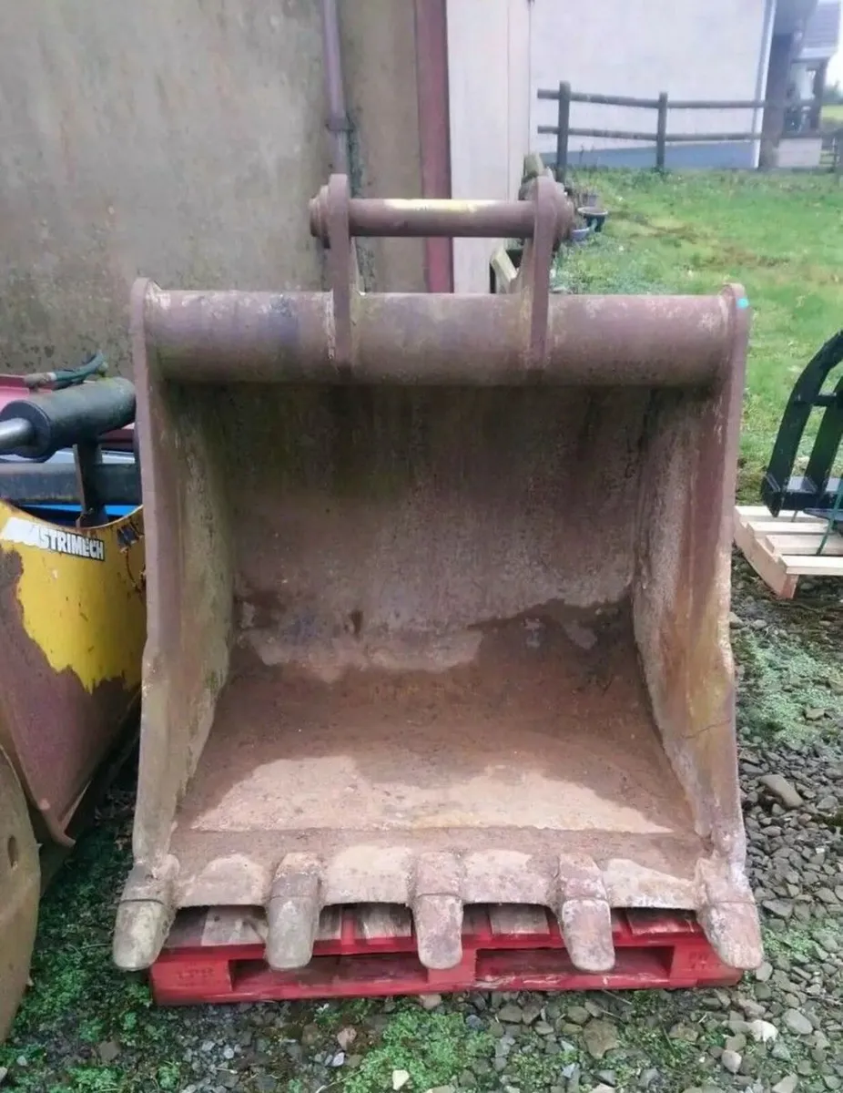13 TON DIGGER BUCKET ( 60mm pins ) - Image 1