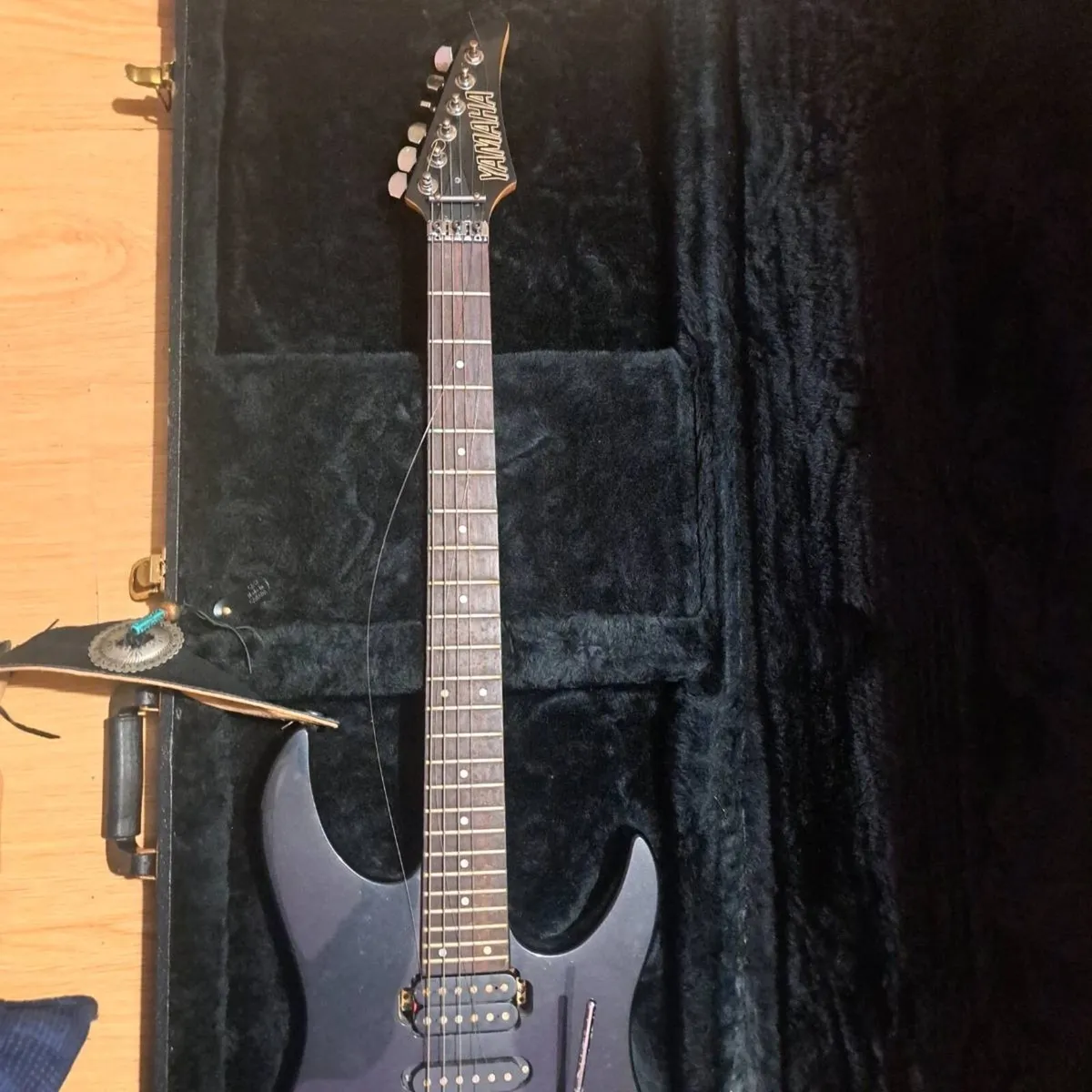 Yamaha electric guitar - Image 3