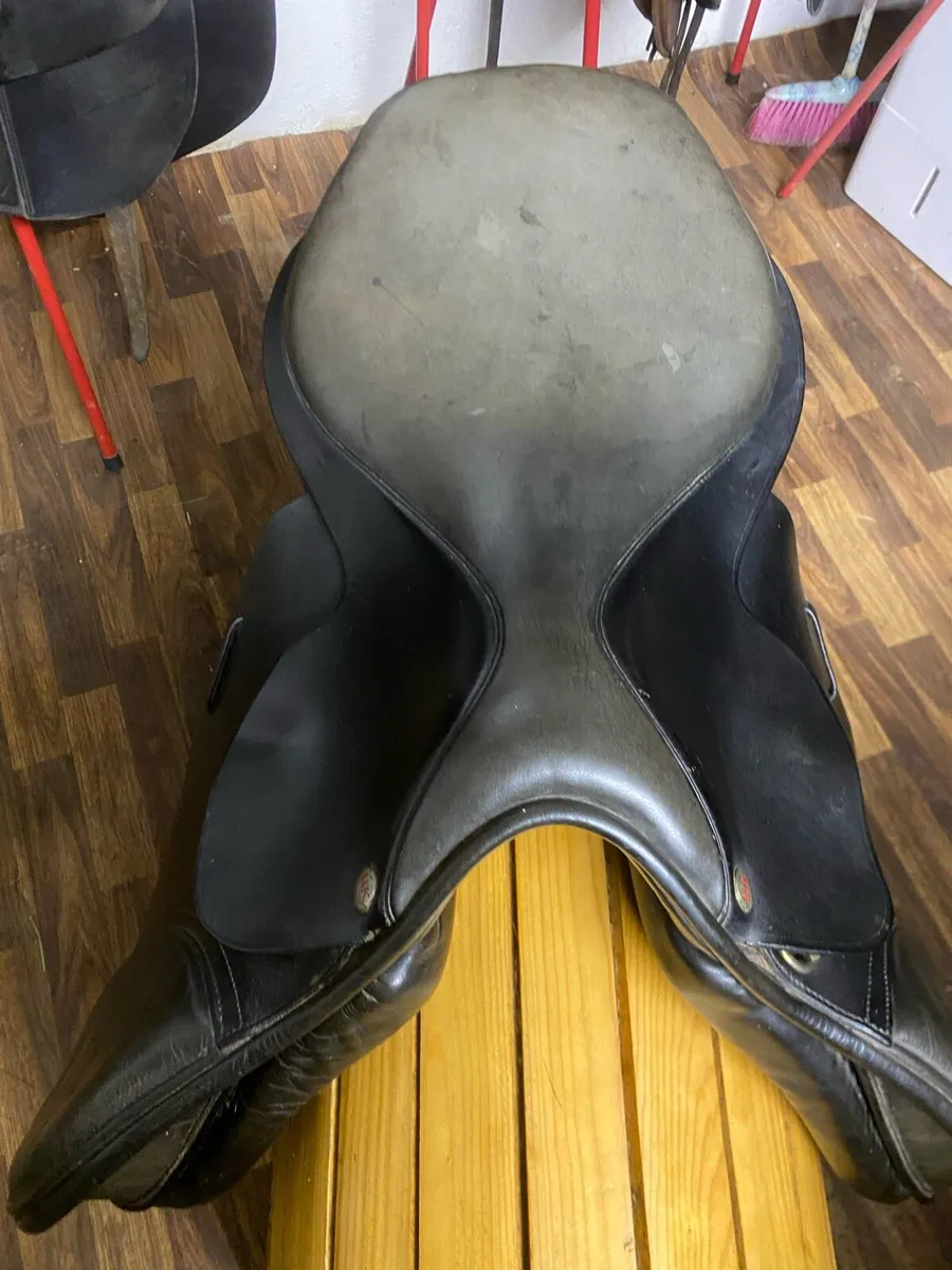 17.5-18” UK saddles black Leather jump saddle - Image 3