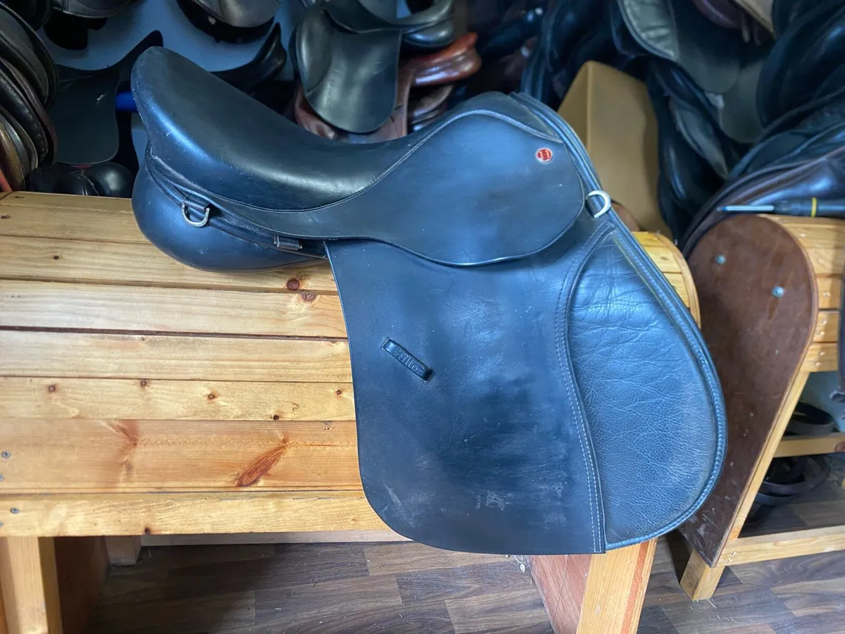 17” WIDE Hilton black Leather saddle - Image 1