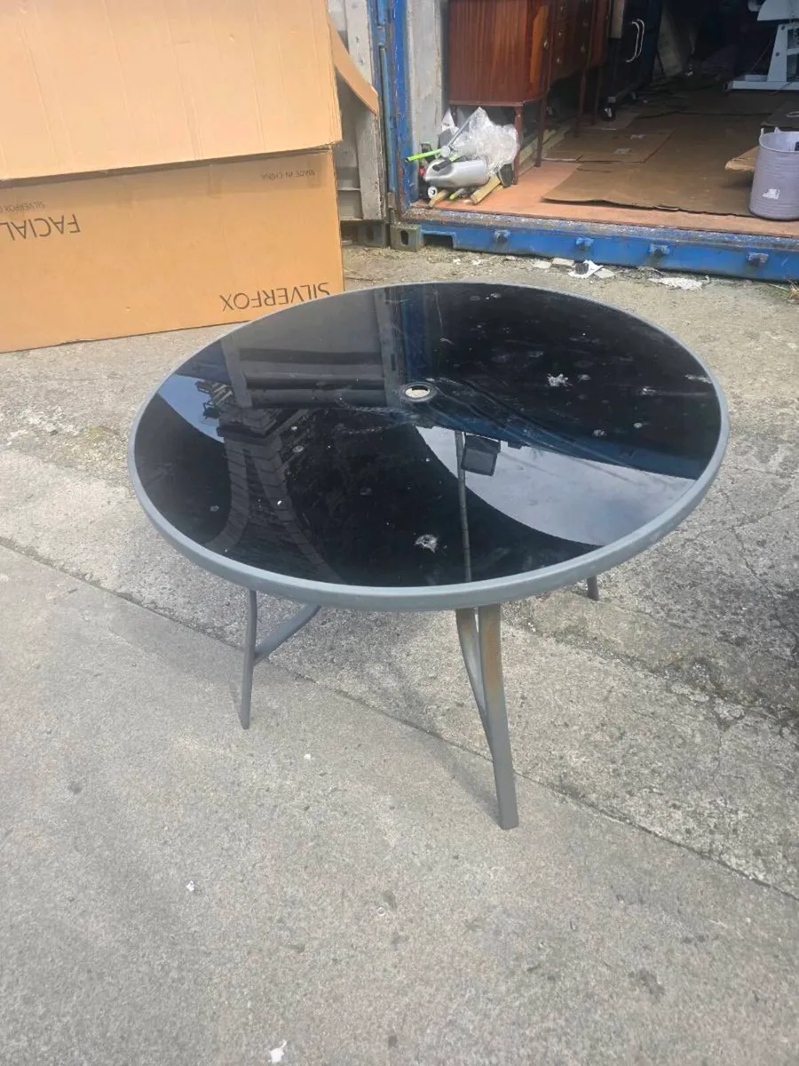 Garden table - Image 1