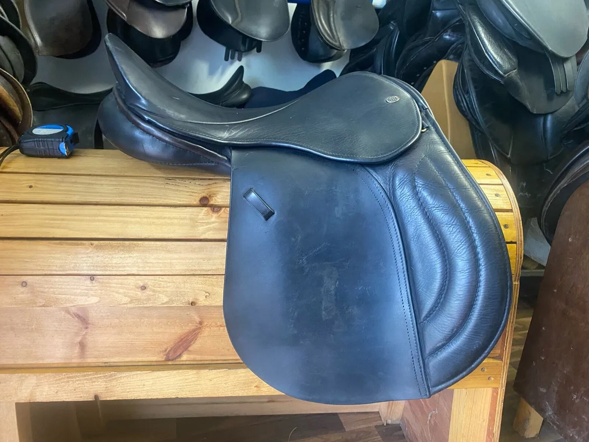 17” WIDE black Leather saddle - Image 1