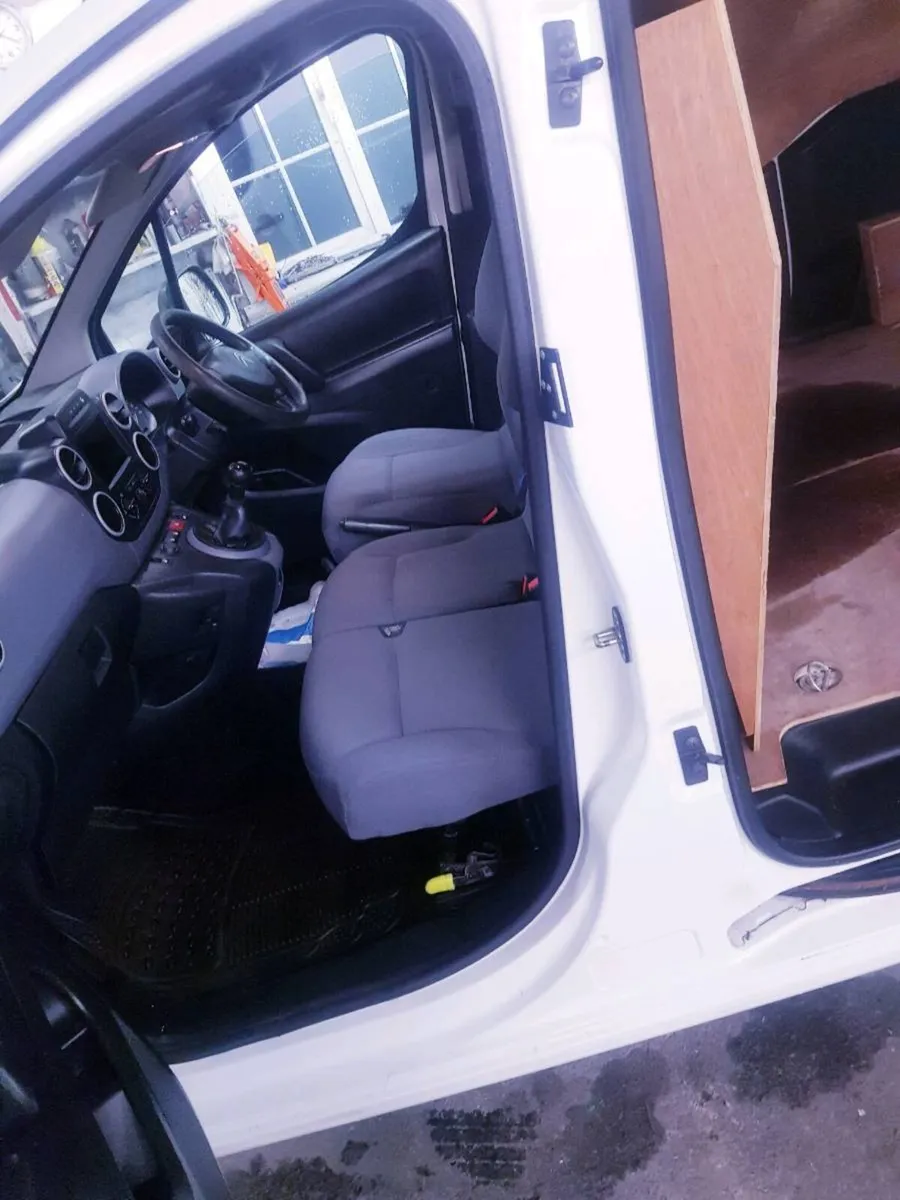 17 Citroen berlingo van,, 1.6 hdi,  clean van - Image 2