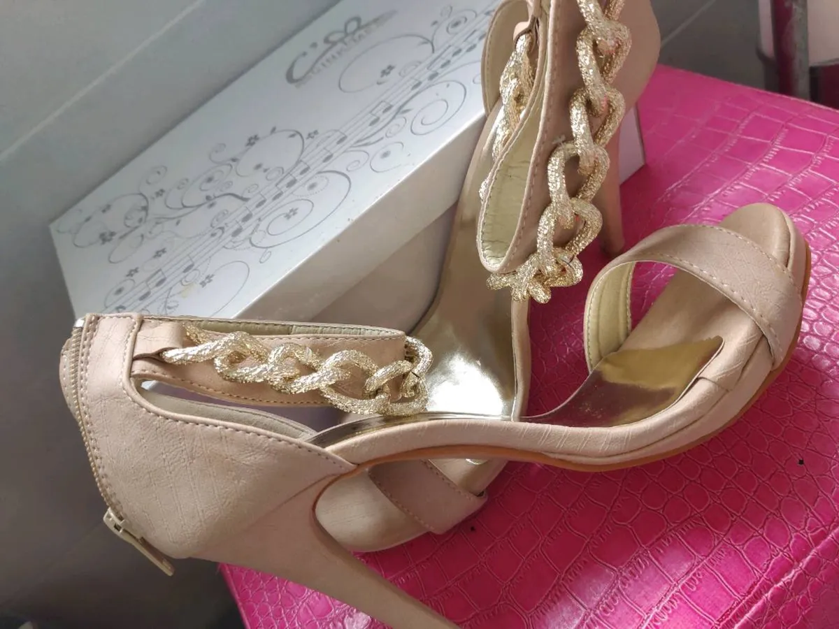 Beige heels with Gold chains size 39 - Image 2